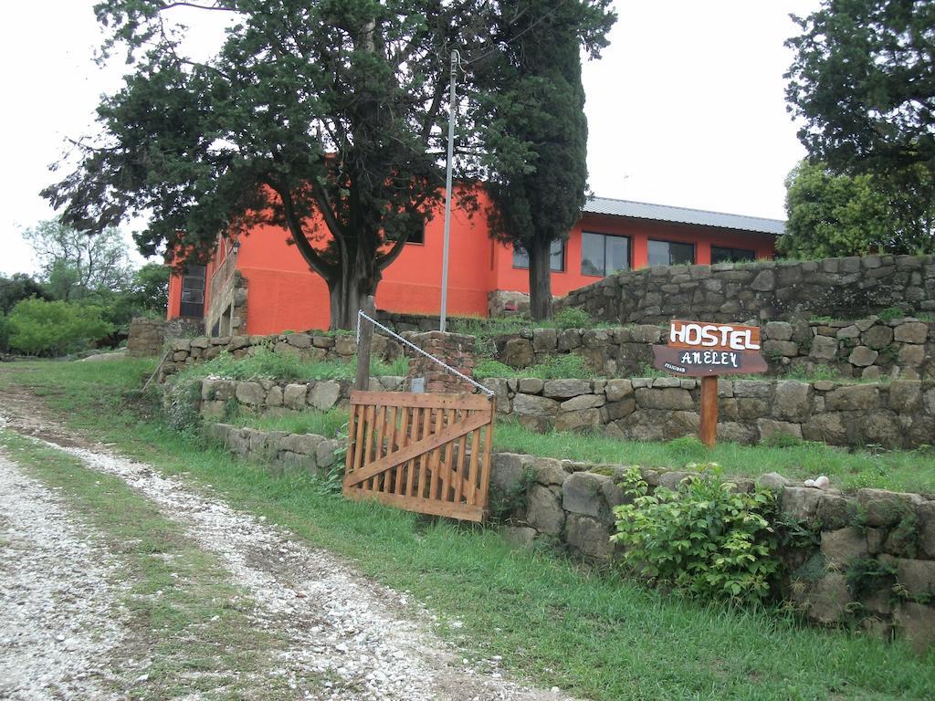 Hostel Aneley Tanti Bagian luar foto
